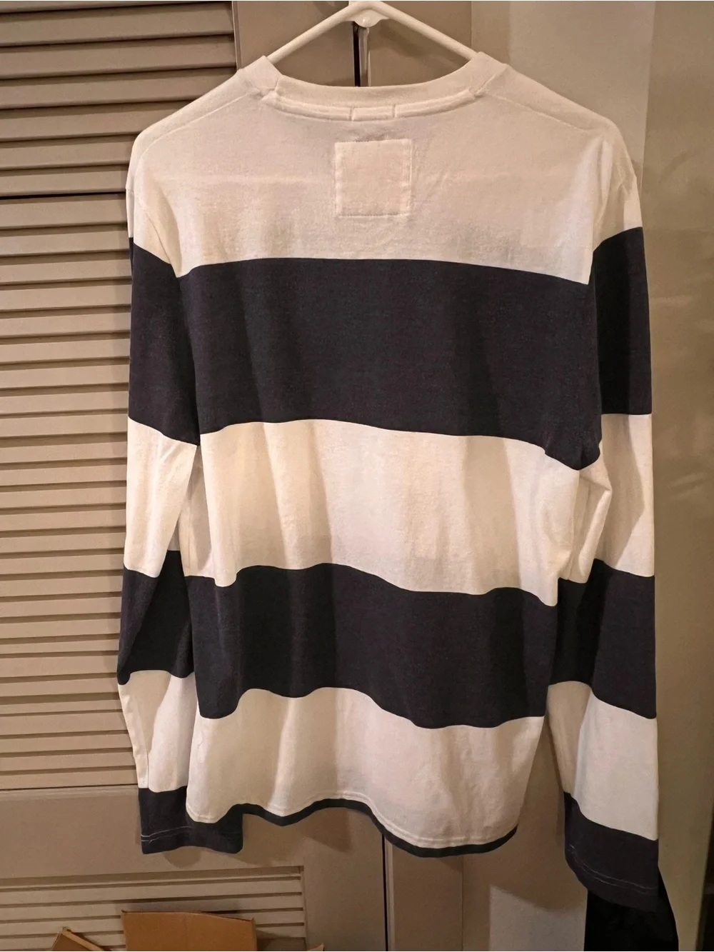 Abercrombie & Fitch Men's White and Navy Striped Crewneck Sweater
